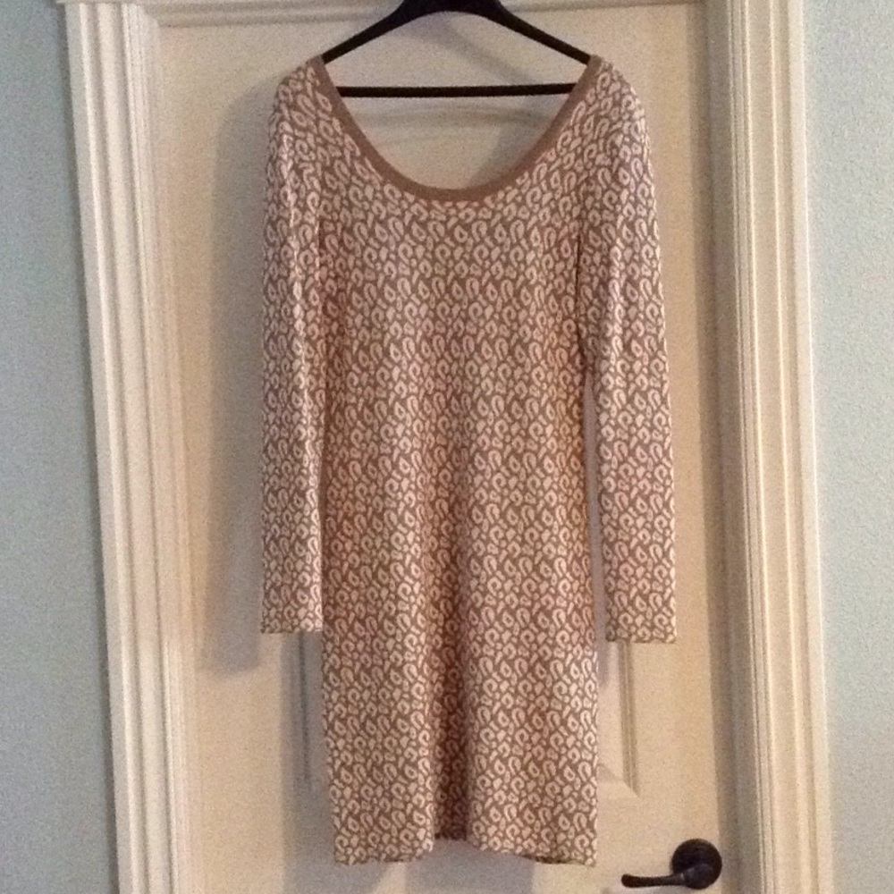 Gorgeous winter scoop neck dress!